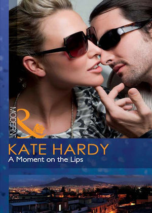 A Moment On The Lips (Mills & Boon Modern Heat): First edition (9781408919989)